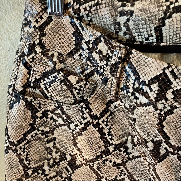 Good American Good Classic Faux Snake Skin Pants, size 4, NWOT - Picture 4 of 11